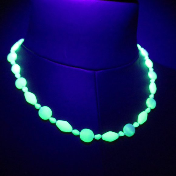Uranium glass bead Necklace - Picture 1 of 11
